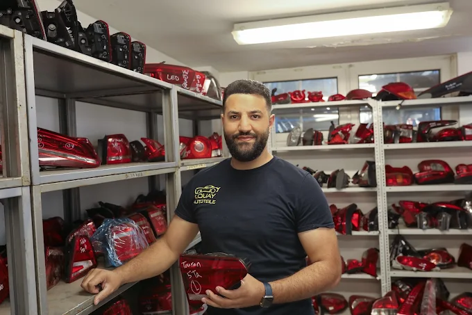 Louay Autoteile — Inhaber präsentiert Karosserieteile im Lager in Essen